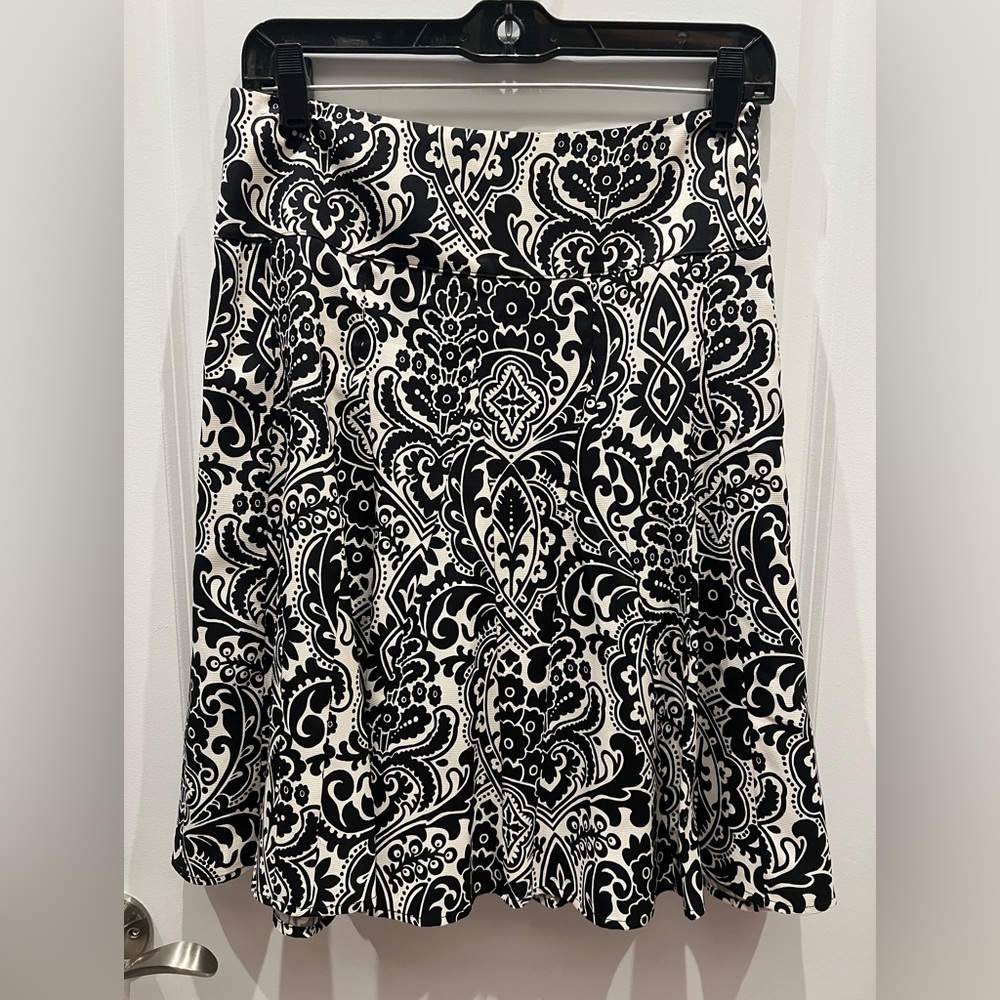 NWOT! Ann Taylor Black & Cream Skirt, Size 4P